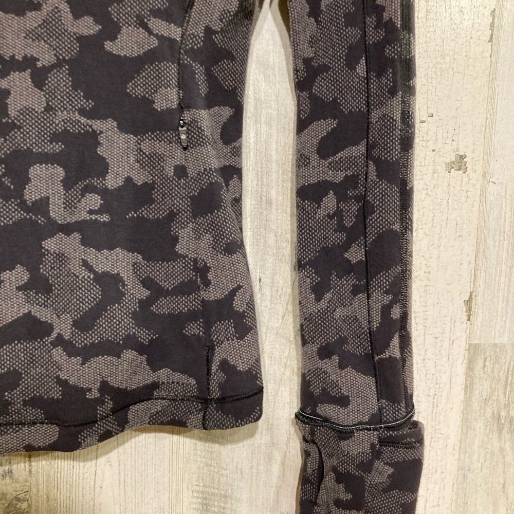 Lululemon Grey Black Camo Run Briskly 1/2 Zip Size 6 - Picture 8 of 13